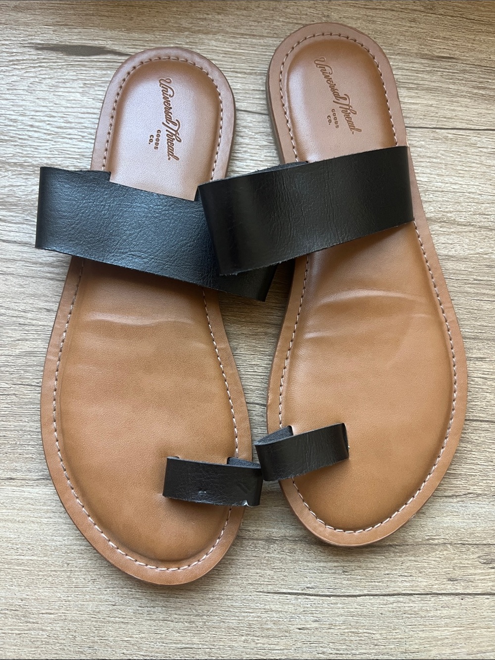 Universal Thread women’s size 6 Black Strap Toe-Ring Sandals with Tan Footbed